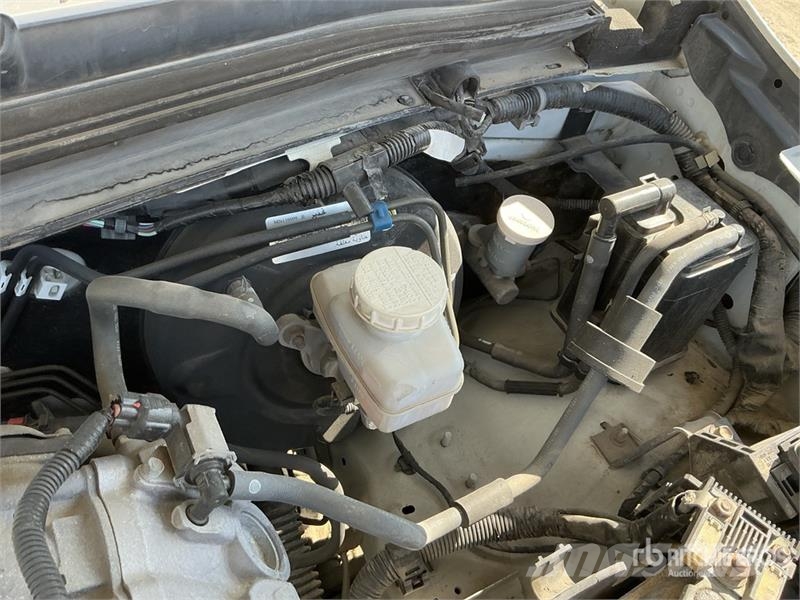 Mitsubishi L200 4x2 Crew Cab Pickup Прочие фургоны