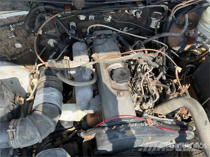 Mitsubishi L200 4x2 Crew Cab Pickup Прочие фургоны