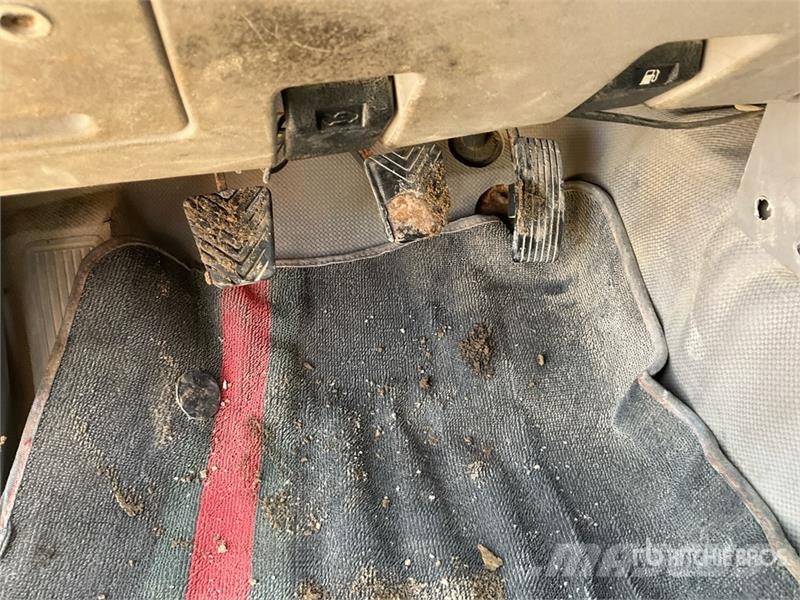 Mitsubishi L200 4x2 Crew Cab Pickup Прочие фургоны