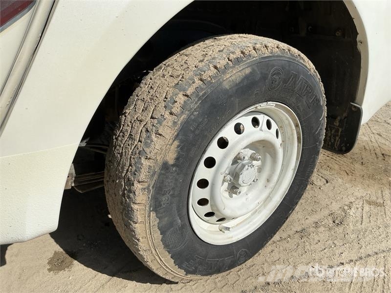 Mitsubishi L200 4x2 Crew Cab Pickup Прочие фургоны