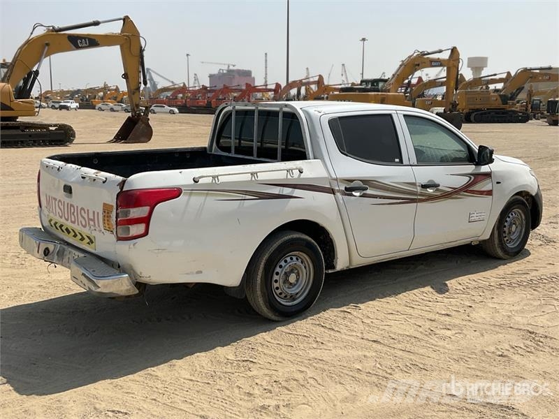 Mitsubishi L200 4x2 Crew Cab Pickup Autre fourgon / utilitaire