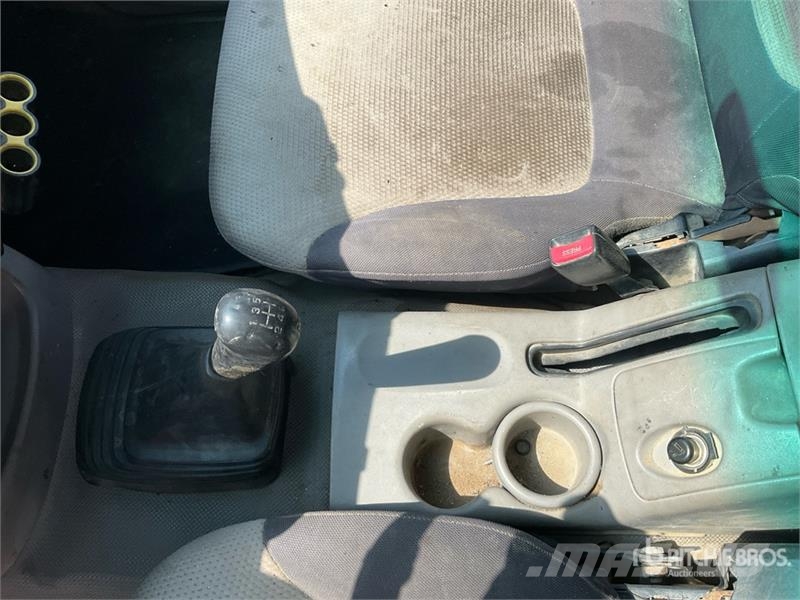 Mitsubishi L200 4x2 Crew Cab Pickup Прочие фургоны