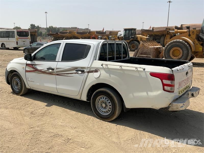 Mitsubishi L200 4x2 Crew Cab Pickup Autre fourgon / utilitaire
