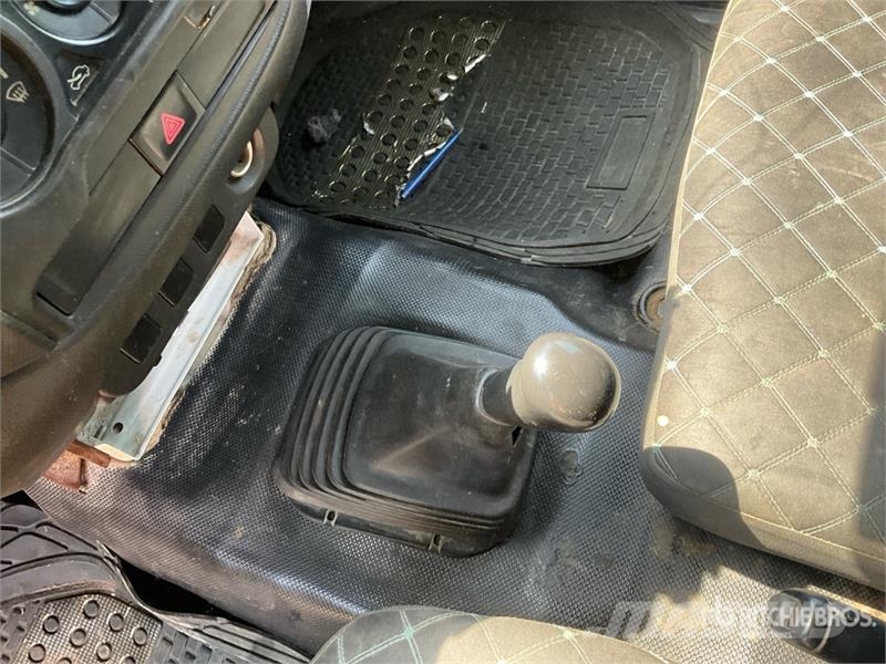 Mitsubishi L200 4x2 Crew Cab Pickup Autre fourgon / utilitaire