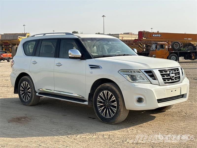 Nissan Patrol Platinum 4x4 SUV 자동차