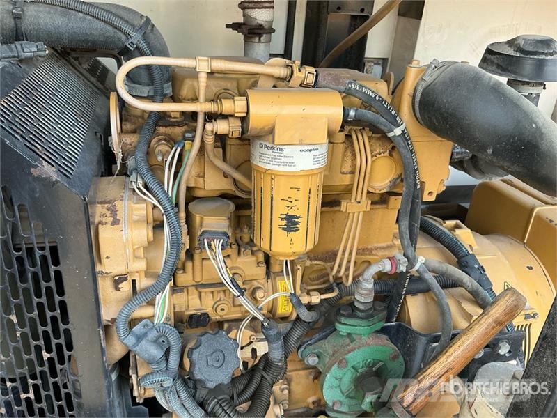 Olympian XQE30-4 30 kVA Skid-Mounted Generator Set Generatori diesel