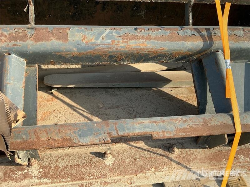 PALADIN 1900 mm Skid Steer Forks w/ Skid Steer Bucket Žlice