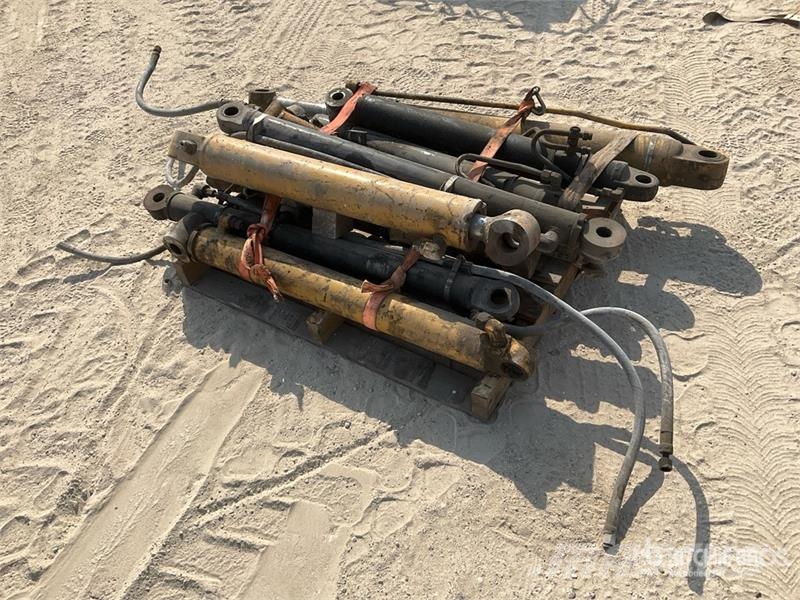 Quantity of (13) Hydraulic Cylinder Ostale komponente