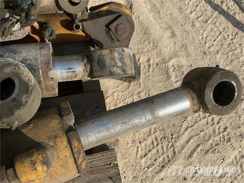 Quantity of (13) Hydraulic Cylinder Ostale komponente