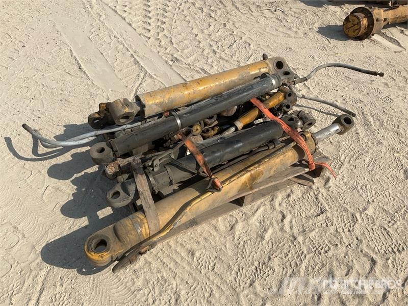 Quantity of (13) Hydraulic Cylinder Ostale komponente