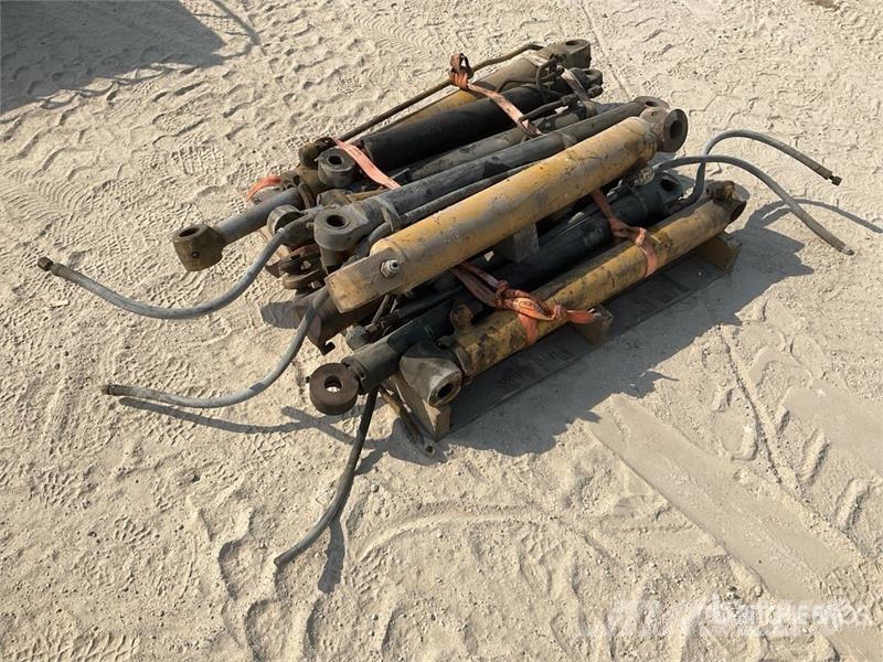 Quantity of (13) Hydraulic Cylinder Ostale komponente