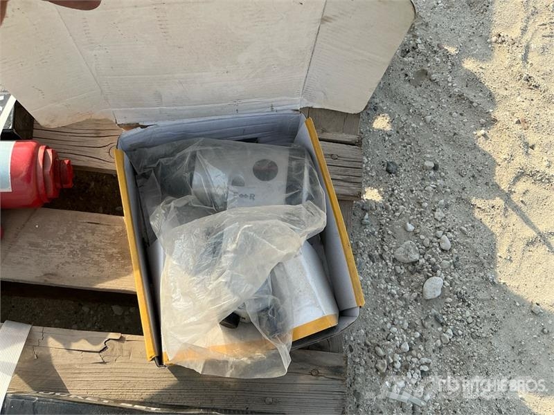  Quantity of (18) Tire Changing Tools (Unused) مكونات أخرى