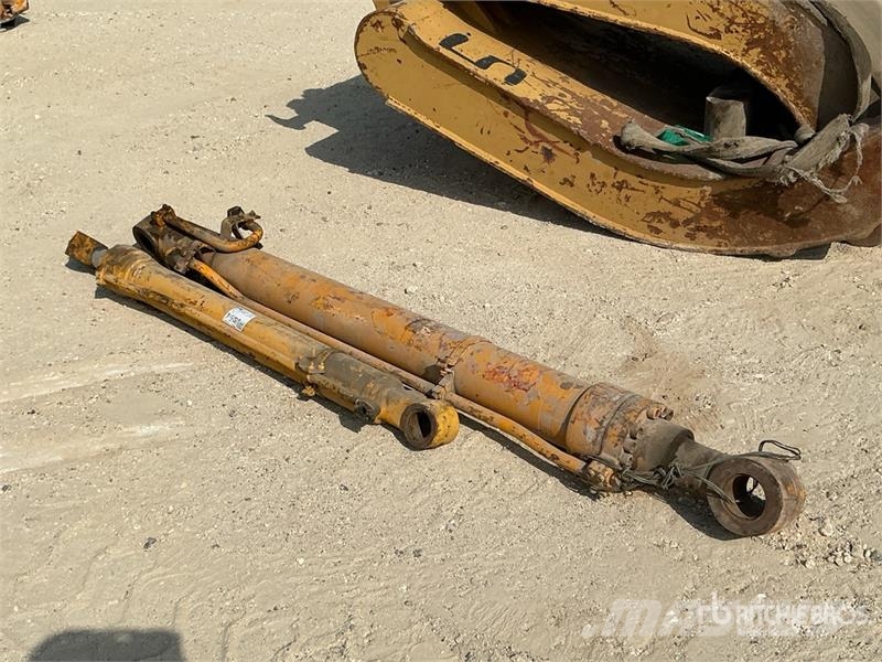 Quantity of (2) Hydraulic Cylinders Drugi deli