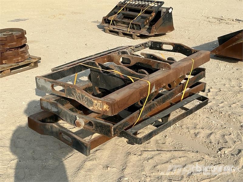 Quantity of (3) Brackets - Fits Wheel loaders fork مكونات أخرى