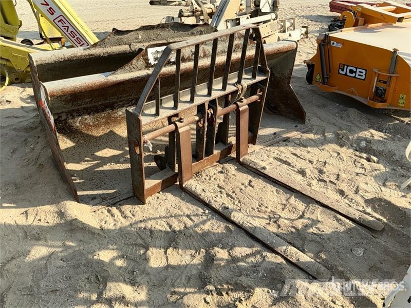 Quantity of (3) Bucket & Forks - Fits Telehandler Друг прикачен инвентар и компоненти