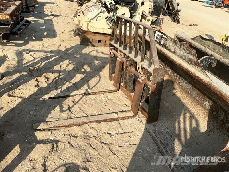 Quantity of (3) Bucket & Forks - Fits Telehandler Друг прикачен инвентар и компоненти