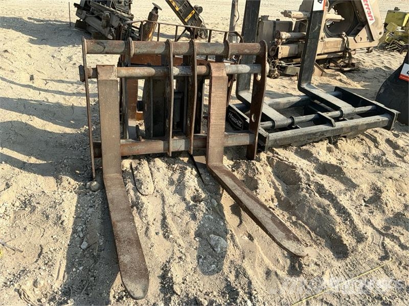  Quantity of (3) Wheel Loader Forks Vidlice