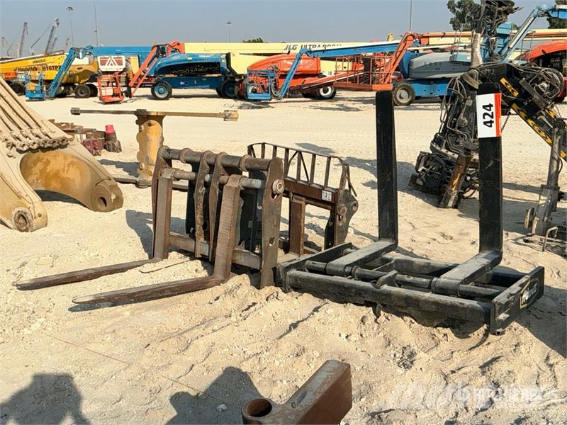  Quantity of (3) Wheel Loader Forks Vidlice