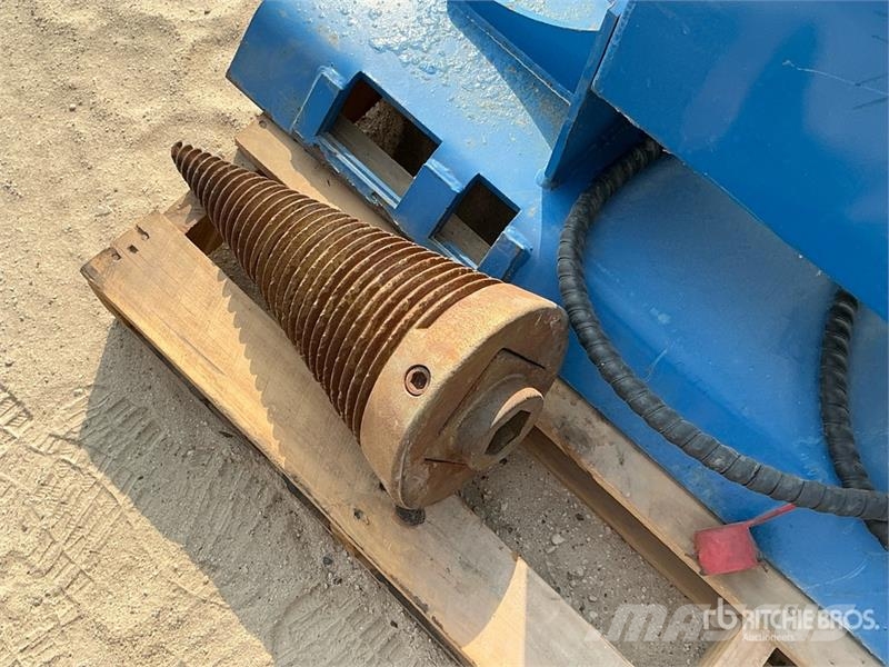  Quantity of (5) Attachments of Mini Skid Steer Loa Drugi deli