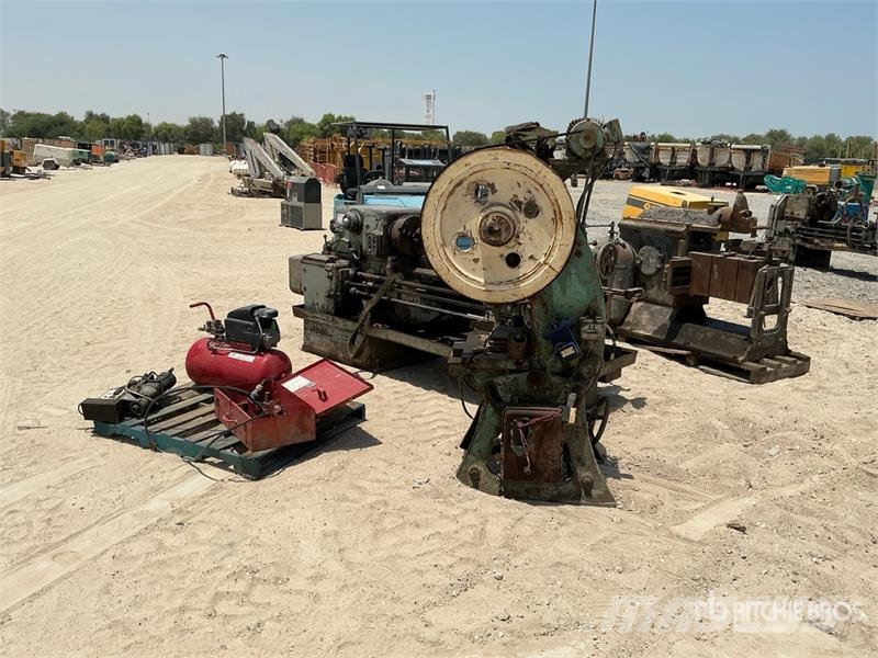 Quantity of (5) Industrial Equipment w/ Lathe Строителство - Други