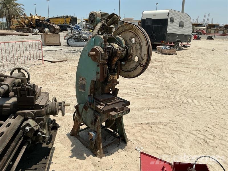 Quantity of (5) Industrial Equipment w/ Lathe Строителство - Други