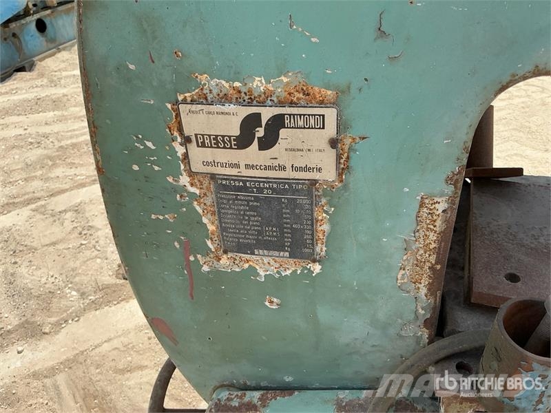 Quantity of (5) Industrial Equipment w/ Lathe Строителство - Други