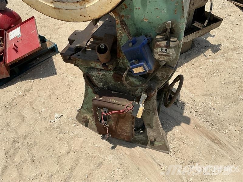 Quantity of (5) Industrial Equipment w/ Lathe Строителство - Други