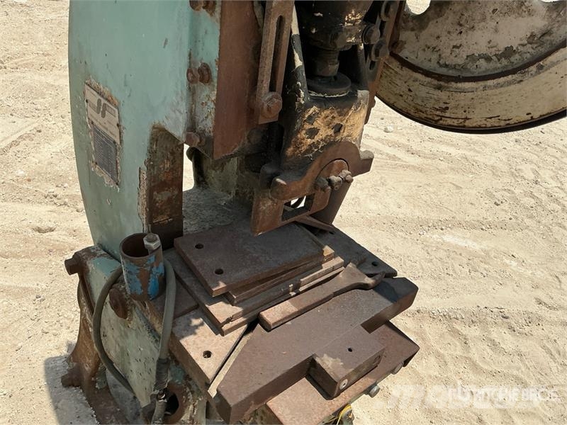 Quantity of (5) Industrial Equipment w/ Lathe Строителство - Други