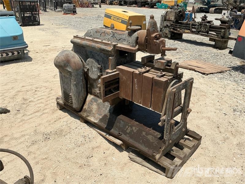 Quantity of (5) Industrial Equipment w/ Lathe Строителство - Други