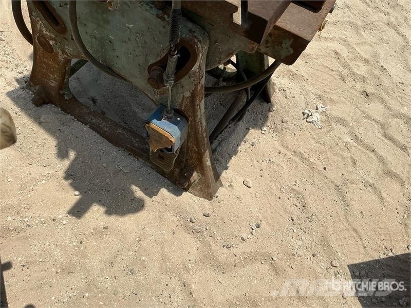 Quantity of (5) Industrial Equipment w/ Lathe Строителство - Други