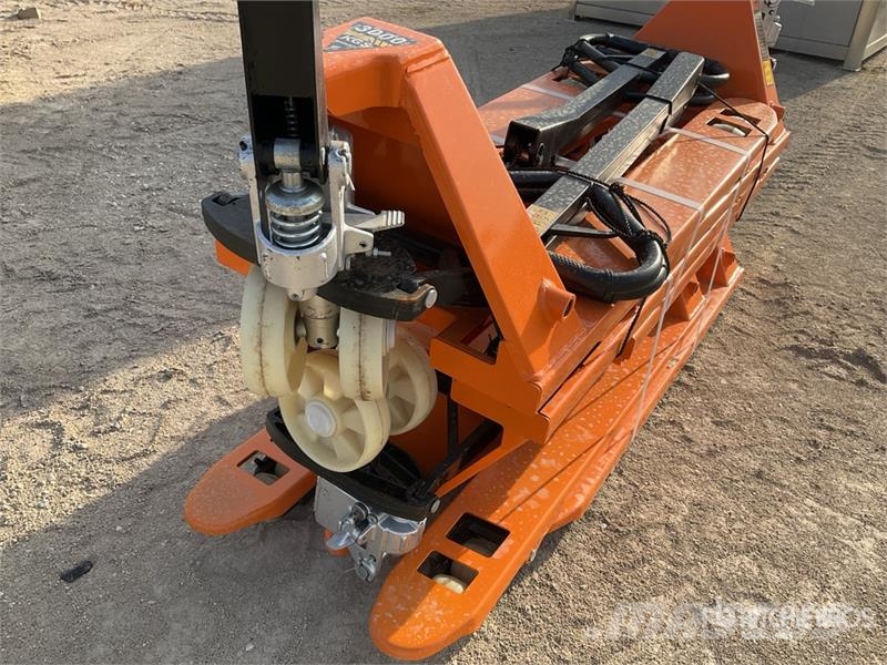 Quantity of (6) 3.0TON Hydraulic Pallet Jack (Unu شاحنة يدوية بمنصة نقالة
