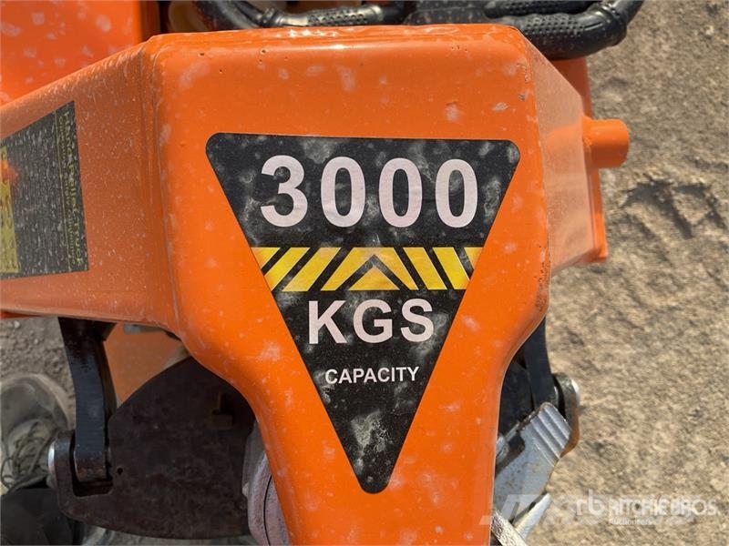 Quantity of (6) 3.0TON Hydraulic Pallet Jack (Unu شاحنة يدوية بمنصة نقالة