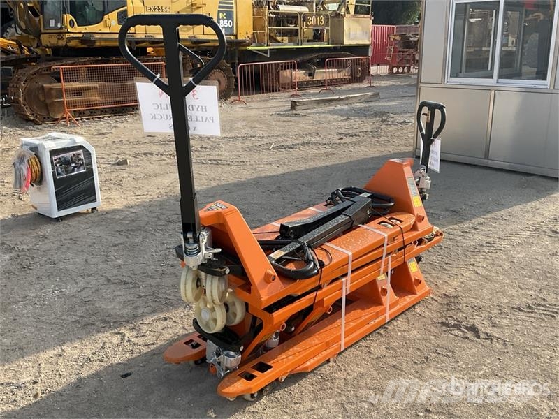 Quantity of (6) 3.0TON Hydraulic Pallet Jack (Unu شاحنة يدوية بمنصة نقالة