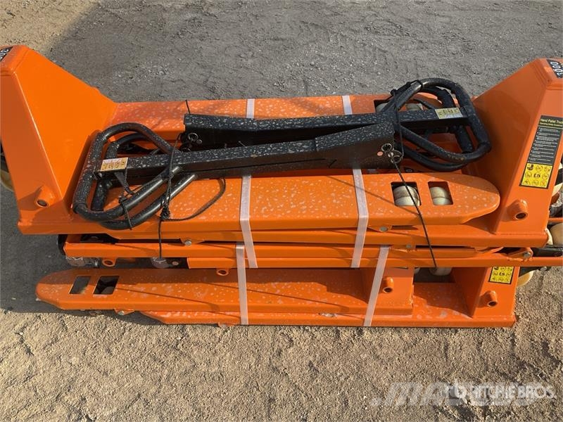Quantity of (6) 3.0TON Hydraulic Pallet Jack (Unu شاحنة يدوية بمنصة نقالة