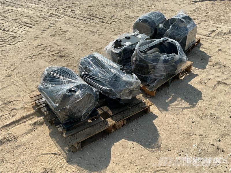  Quantity of (6) Truck Winch - Fits Trucks المصاعد والرافعات المادية