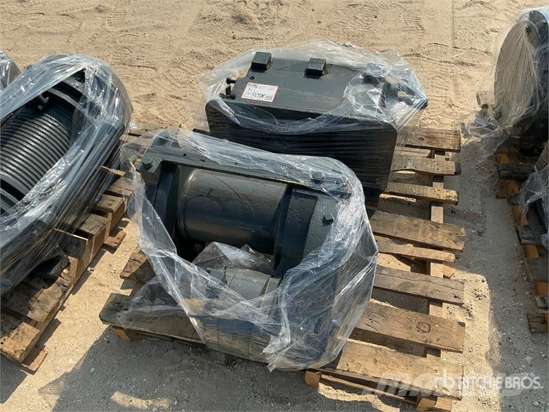  Quantity of (6) Truck Winch - Fits Trucks المصاعد والرافعات المادية