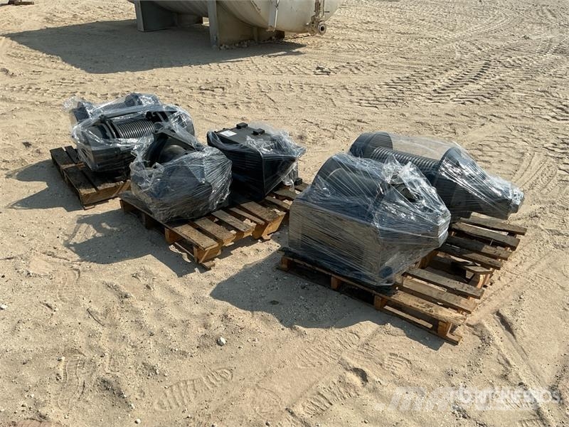  Quantity of (6) Truck Winch - Fits Trucks المصاعد والرافعات المادية