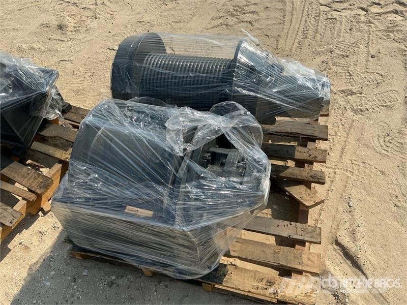  Quantity of (6) Truck Winch - Fits Trucks المصاعد والرافعات المادية