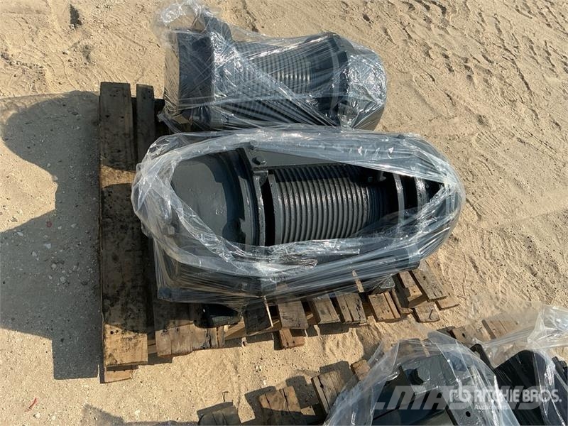  Quantity of (6) Truck Winch - Fits Trucks المصاعد والرافعات المادية