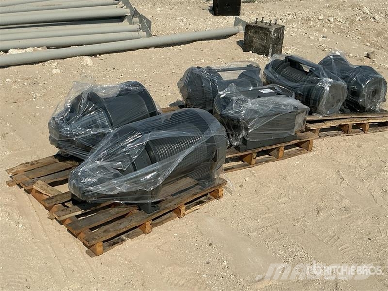  Quantity of (6) Truck Winch - Fits Trucks المصاعد والرافعات المادية