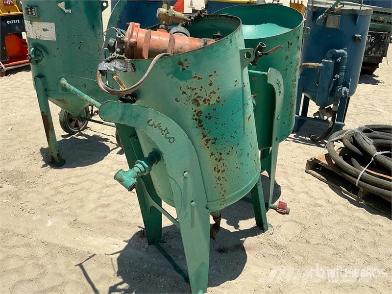  Quantity of (6) Vacuum Machine & Sand Blasting Pot مكونات أخرى