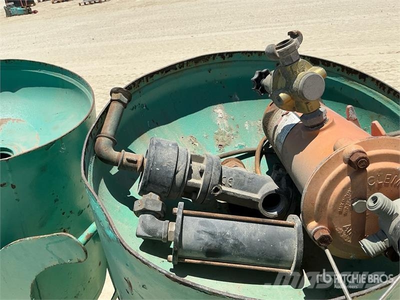  Quantity of (6) Vacuum Machine & Sand Blasting Pot مكونات أخرى