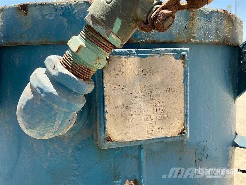  Quantity of (6) Vacuum Machine & Sand Blasting Pot مكونات أخرى