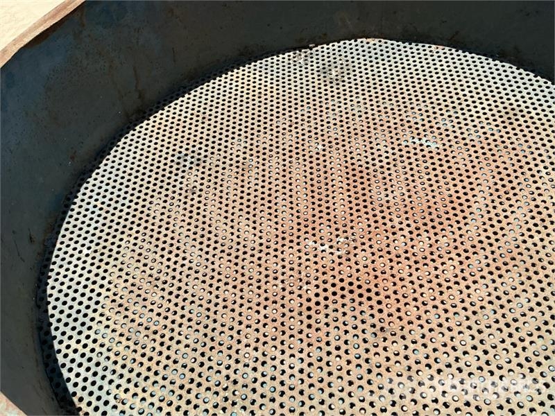  Quantity of (6) Vacuum Machine & Sand Blasting Pot مكونات أخرى