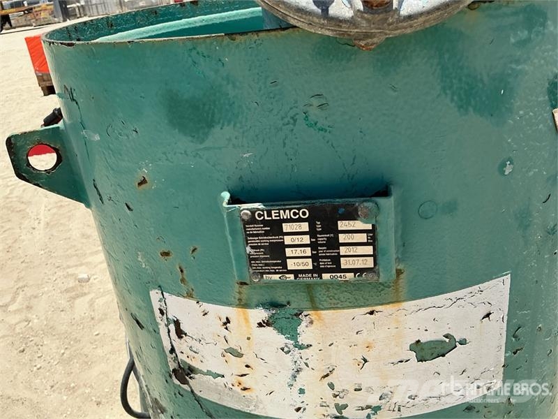  Quantity of (6) Vacuum Machine & Sand Blasting Pot مكونات أخرى