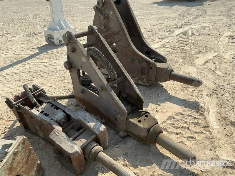  Quantity of (7) Hydraulic Breaker - Fits excavator مطارق / كسارات