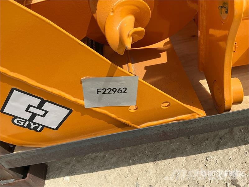  Quantity of (8) GIYI Mini Excavator Attachments -  Drugi deli