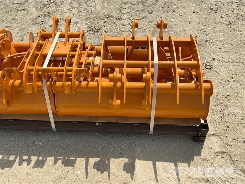  Quantity of (8) GIYI Mini Excavator Attachments -  Drugi deli
