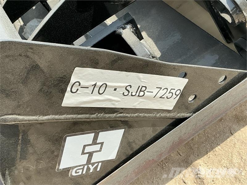  Quantity of (8) GIYI Mini Excavator Attachments (U Drugi deli