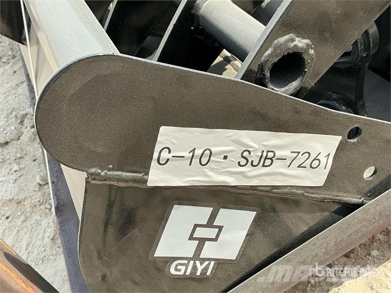  Quantity of (8) GIYI Mini Excavator Attachments (U Drugi deli
